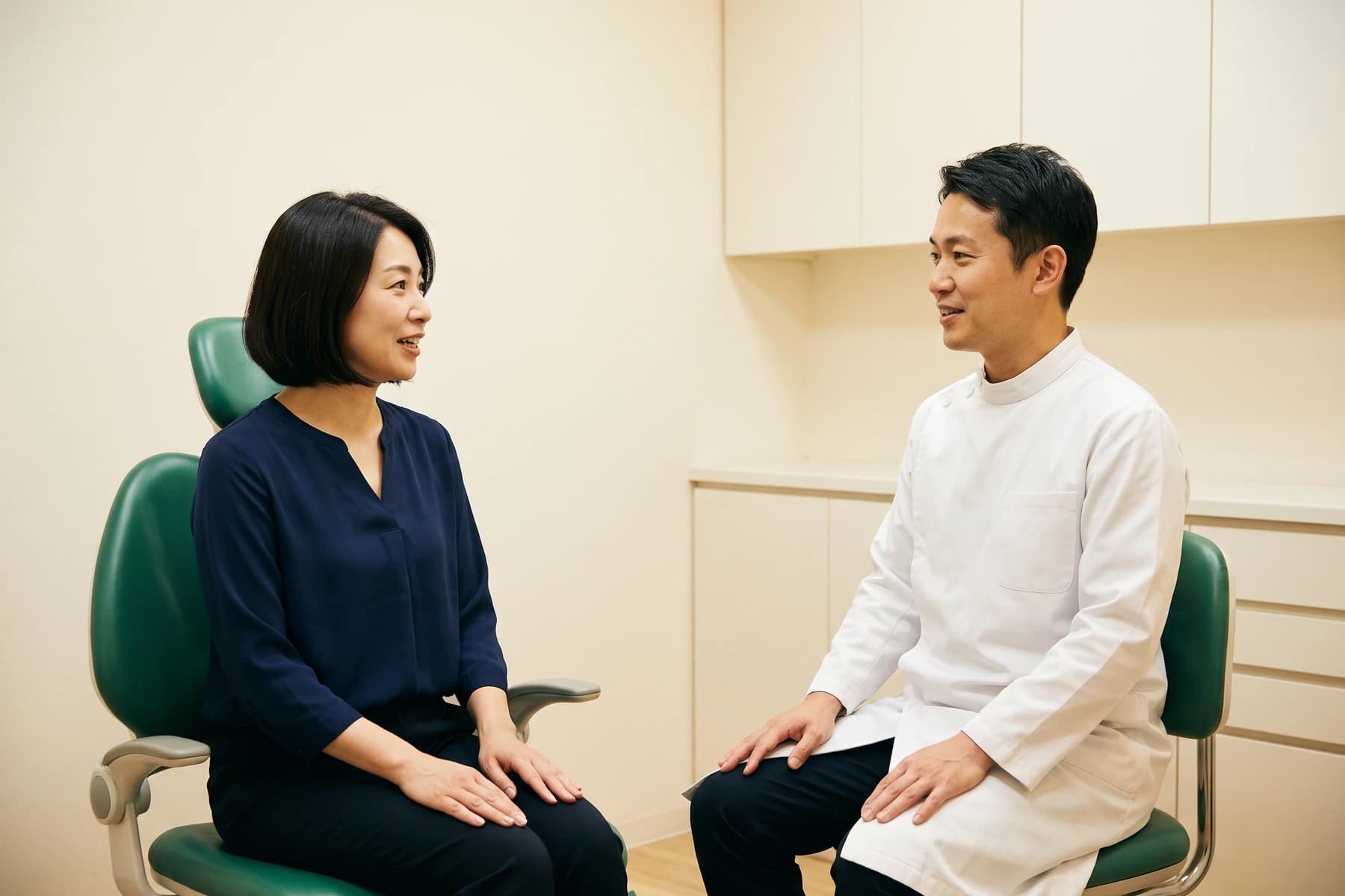 Illustrative dental consultation accompanying questions for comparing veneer clinics.