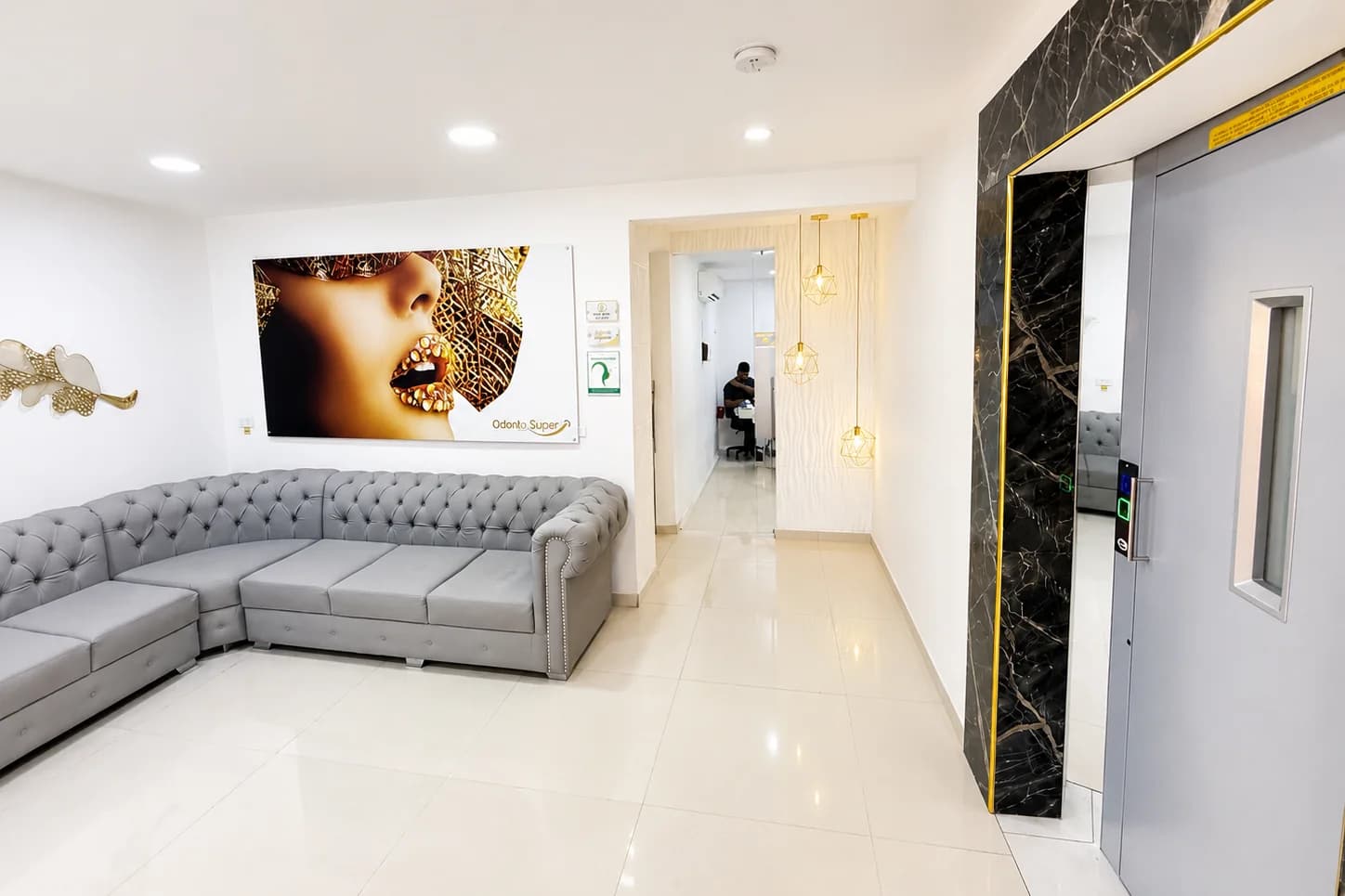 Waiting area at our Medellín clinic, Odontológica Súper.