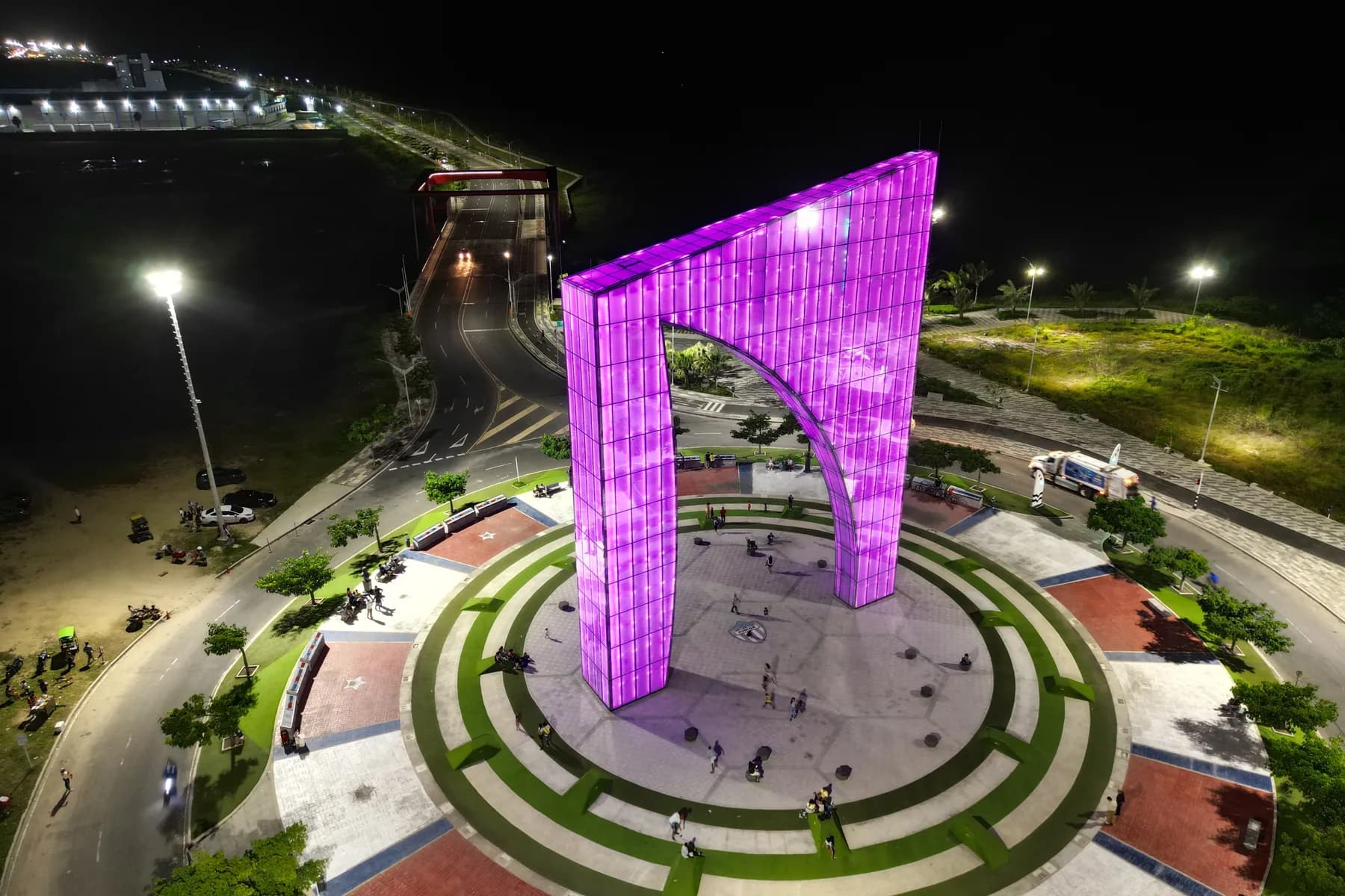 The illuminated Aleta del Tiburón monument stands beside its circular plaza in Barranquilla, Colombia.