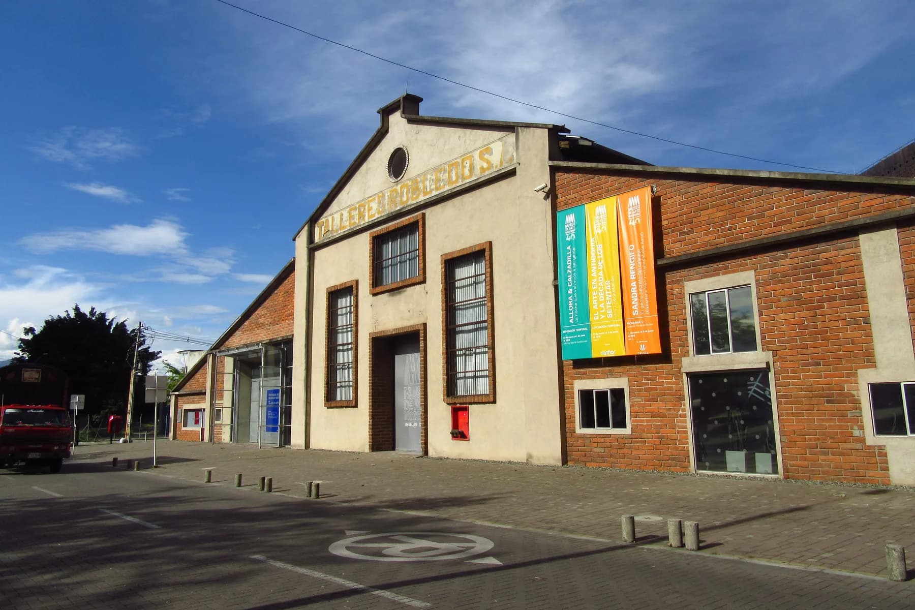 Corner view of the Talleres Robledo building of the Museo de Arte Moderno de Medellín in Ciudad del Río, Medellín.