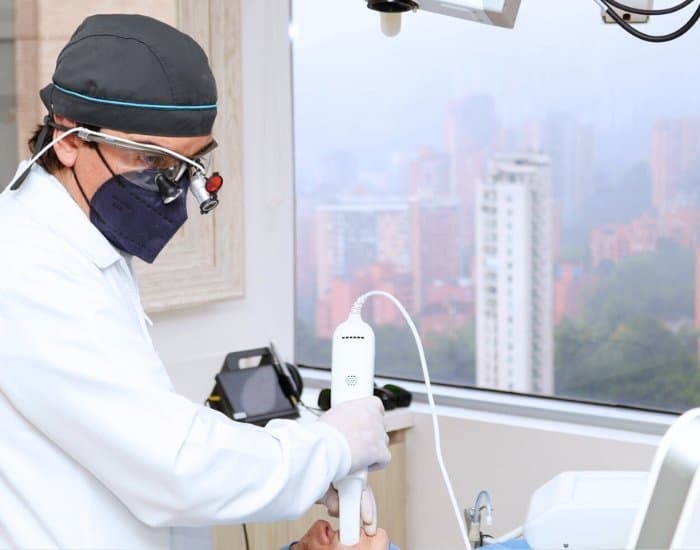 Alta Estética Dental treatment room and clinician in a white coat