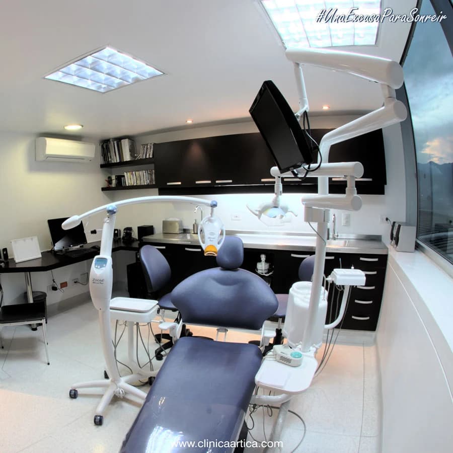 Treatment room with dental chair at Clínica Ártica