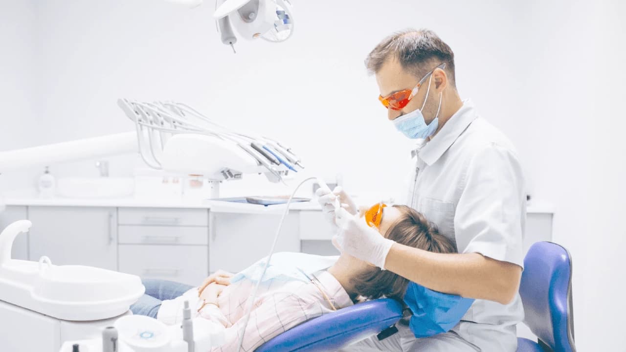 Clínica Liv dental care scene in an operatory