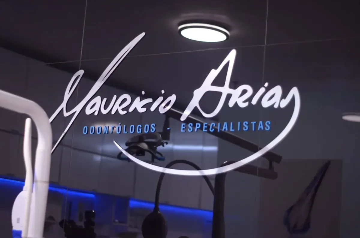 Mauricio Arias clinic sign and dental equipment