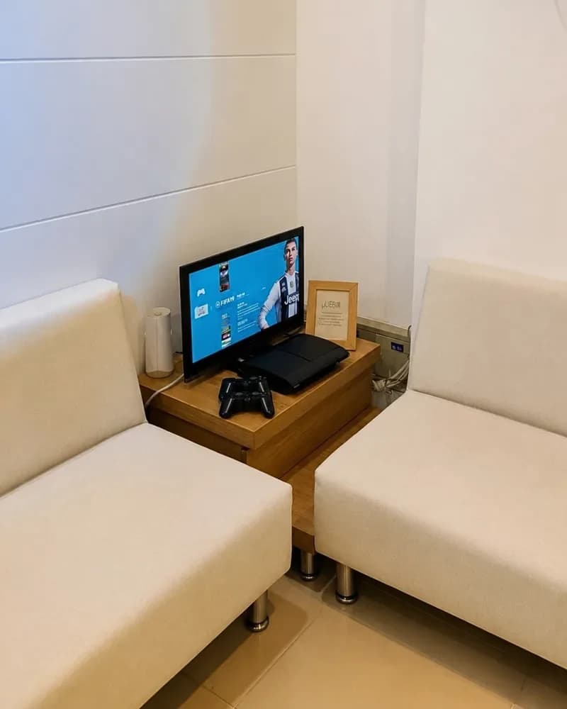 Clínica Menta waiting area with cream chairs
