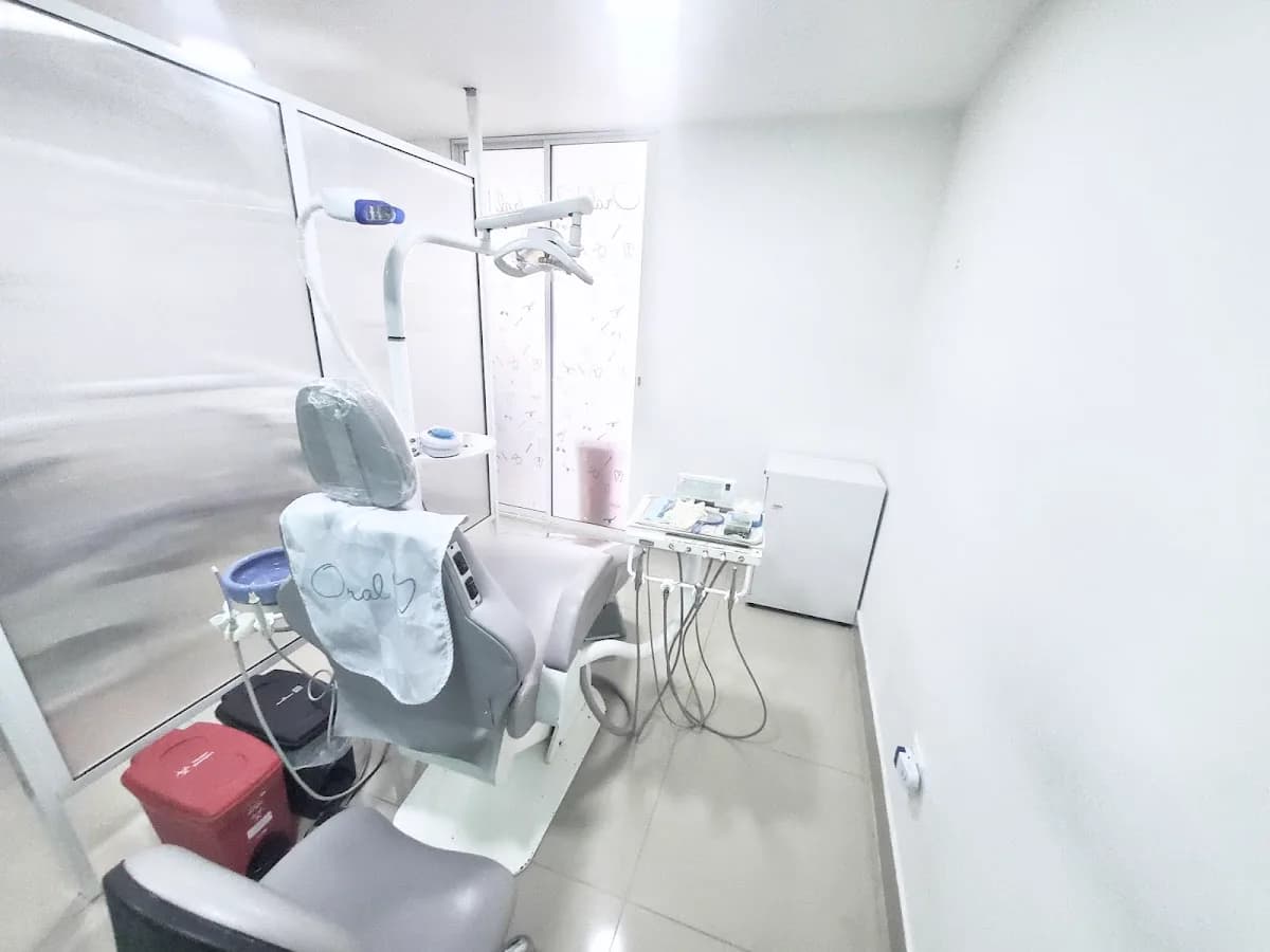 Empty Oral 10 treatment room in Medellín