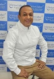 Andrés Aníbal Angulo Martínez beside Ortolíder branding