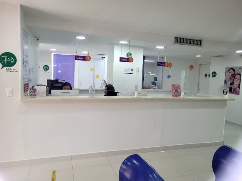 Sonría Carrera 70 reception with purple clinic signage